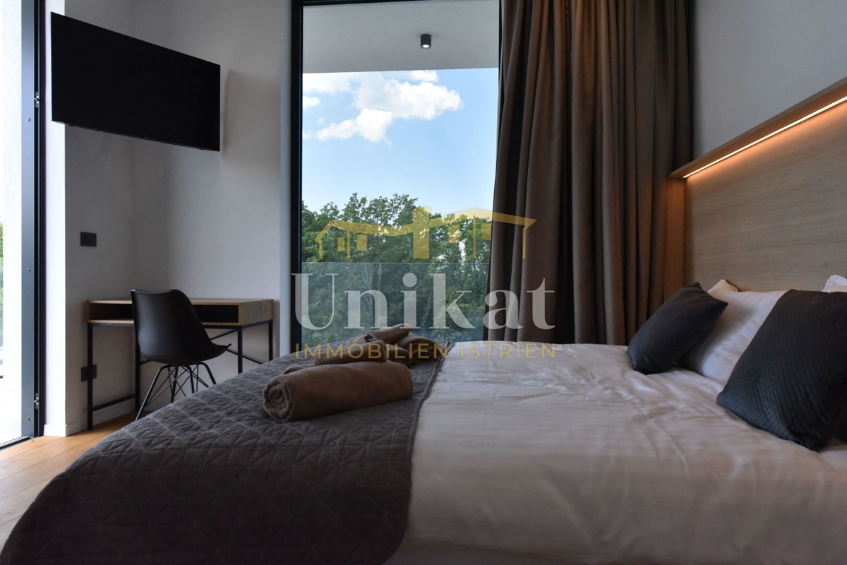 Villa moderna circondata dal verde con vista sul mare